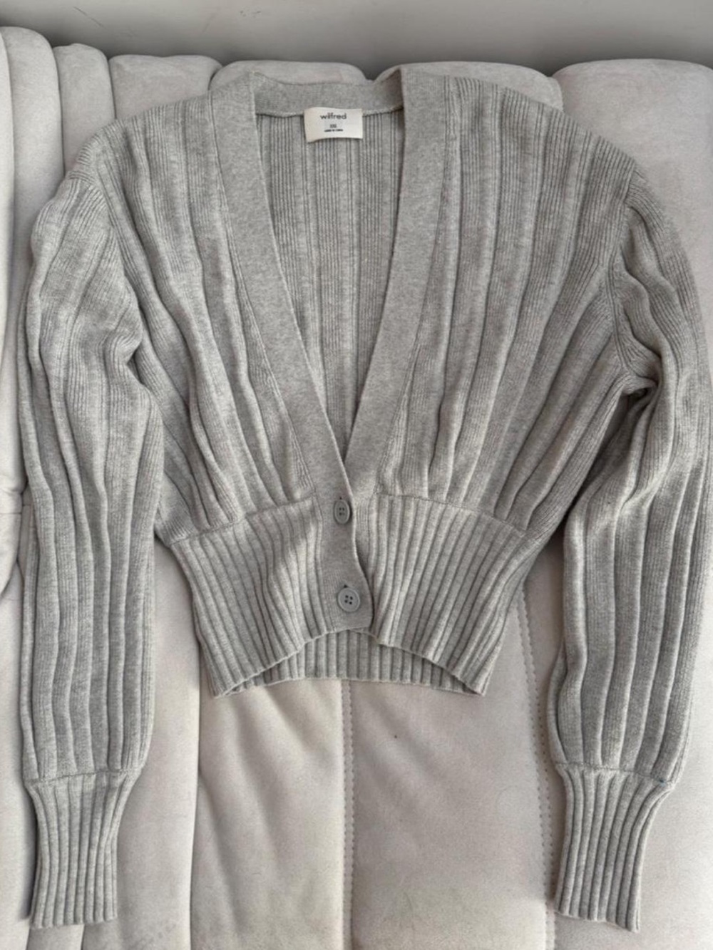Aritzia Wilfred Light Gray Ribbed V-Neck Cropped Cardigan